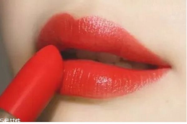 皮肤比较黄涂什么口红 皮肤暗黄推荐几款口红