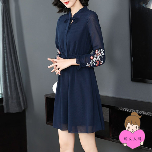 简单修身连衣裙