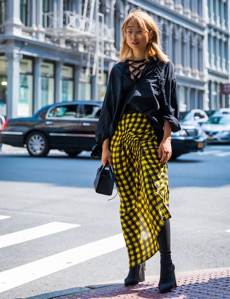 荷叶边超短裙搭配白色鱼尾裙，风格性感又有个性