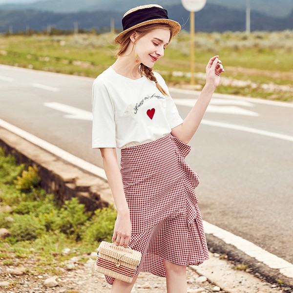 荷叶边超短裙搭配白色鱼尾裙，风格性感又有个性