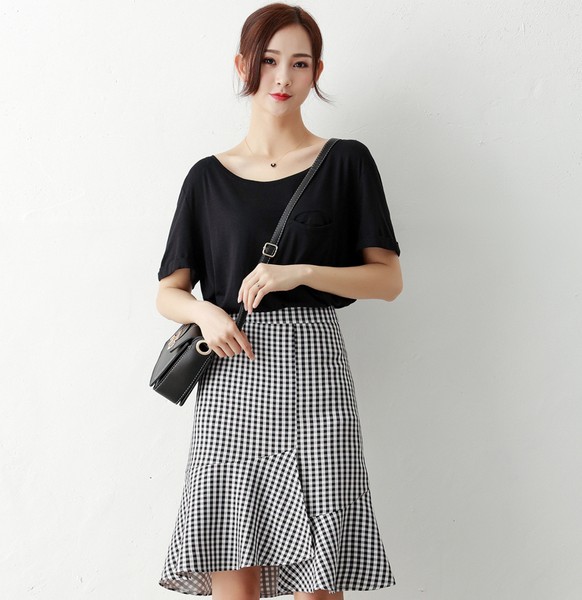 荷叶边超短裙搭配白色鱼尾裙，风格性感又有个性