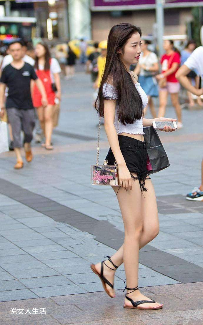 白色的超短上衣