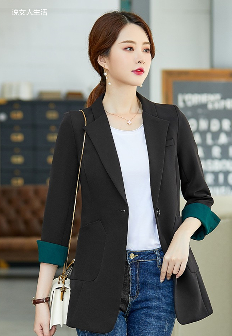 40岁的女人，怎么穿衣服才能更显年轻