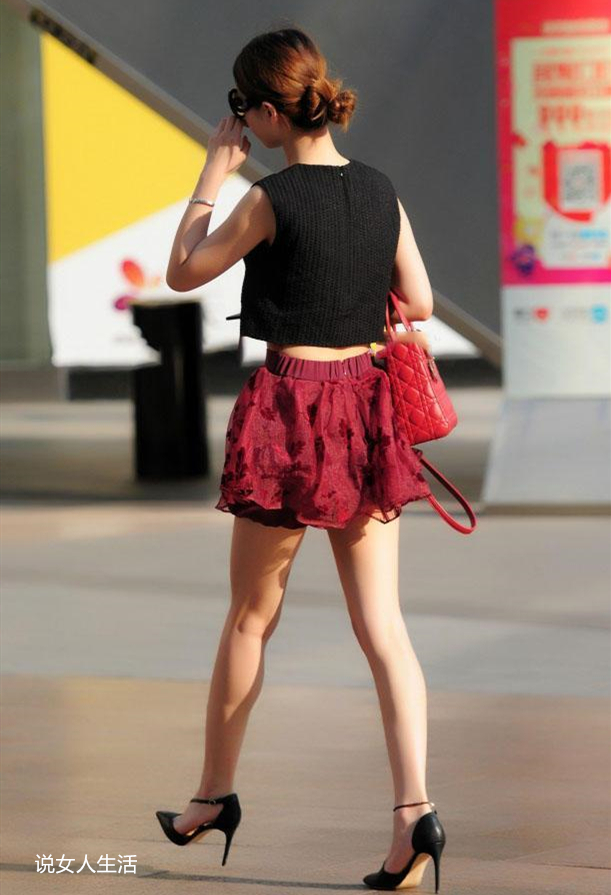 街拍女生穿紧身短上衣的穿衣技巧