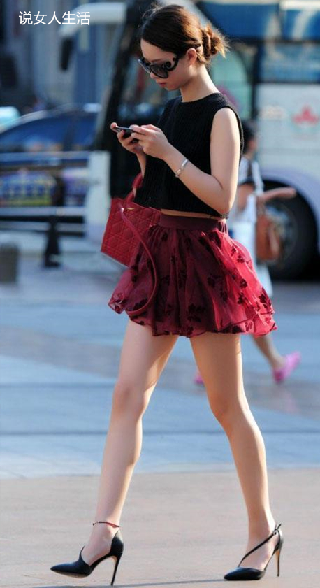 街拍女生穿紧身短上衣的穿衣技巧