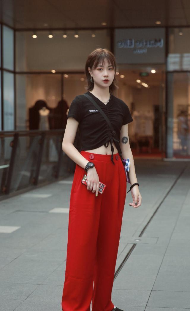 高腰上衣的时尚街拍