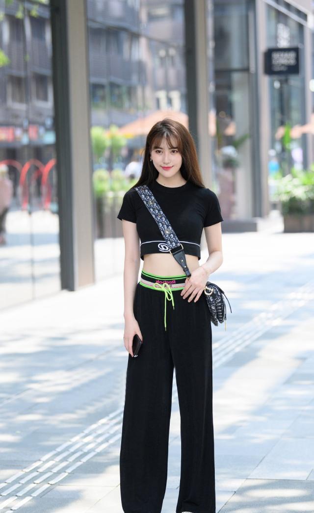 高腰上衣的时尚街拍