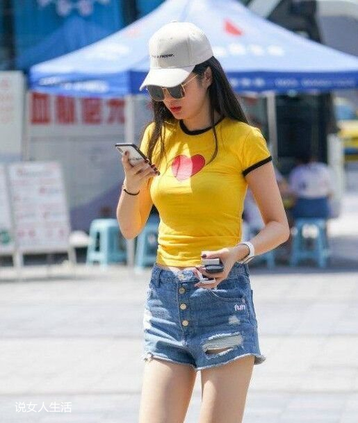 紧身超短牛仔裤美女