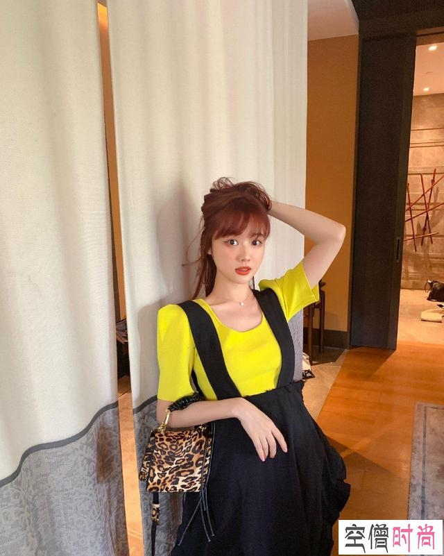 漂亮女生“防撞衫”穿搭，减龄显甜又时尚，穿出高级感就这么简单