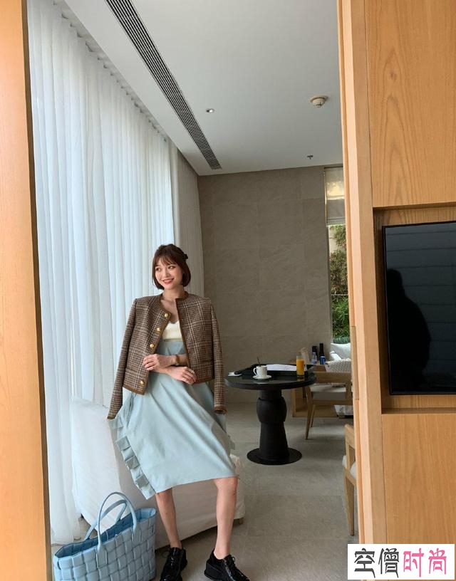 漂亮女生“防撞衫”穿搭，减龄显甜又时尚，穿出高级感就这么简单