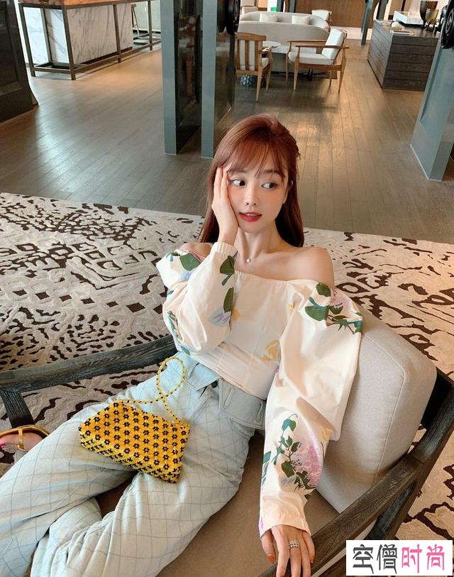 漂亮女生“防撞衫”穿搭，减龄显甜又时尚，穿出高级感就这么简单