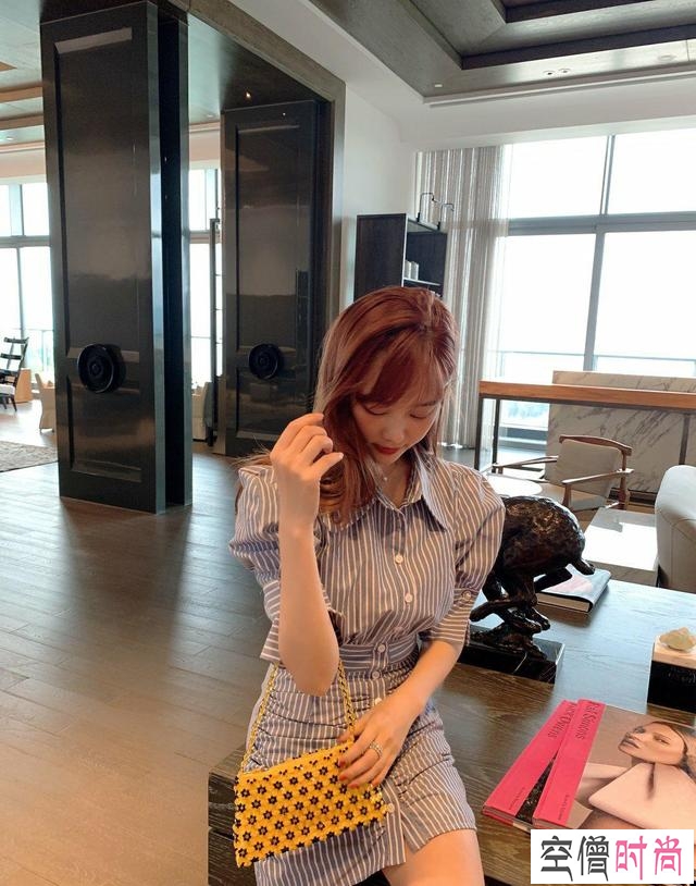 漂亮女生“防撞衫”穿搭，减龄显甜又时尚，穿出高级感就这么简单