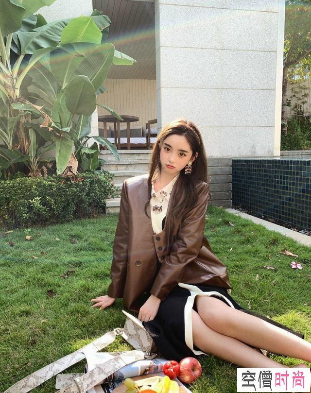 漂亮女生“防撞衫”穿搭，减龄显甜又时尚，穿出高级感就这么简单
