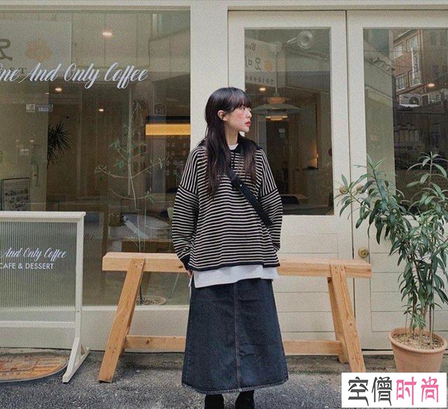 每个女生都有的单品,让韩国小姐姐组合出新感觉,时髦漂亮一春天