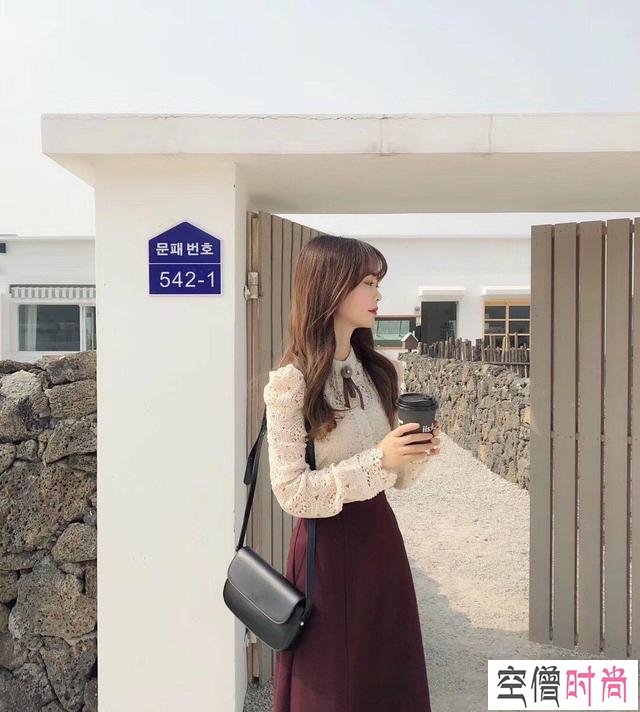 每个女生都有的单品,让韩国小姐姐组合出新感觉,时髦漂亮一春天