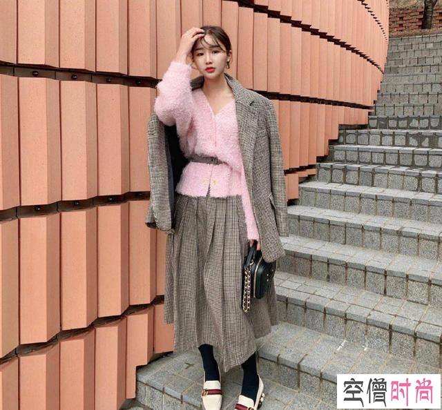 每个女生都有的单品,让韩国小姐姐组合出新感觉,时髦漂亮一春天