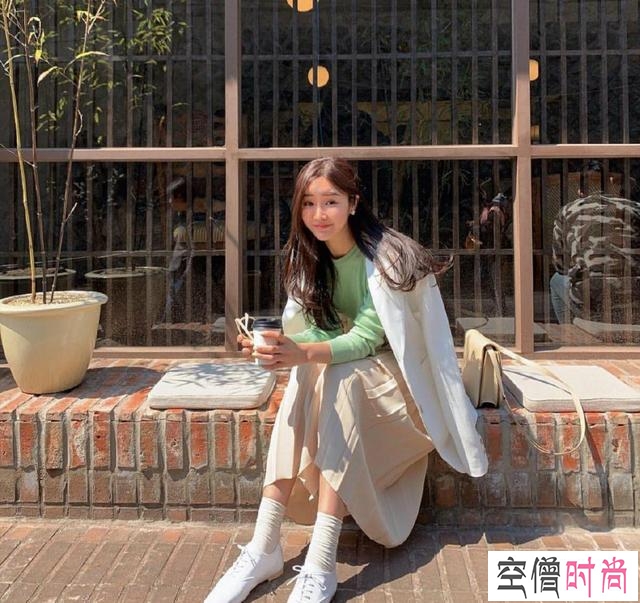每个女生都有的单品,让韩国小姐姐组合出新感觉,时髦漂亮一春天