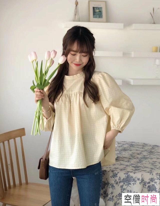 每个女生都有的单品,让韩国小姐姐组合出新感觉,时髦漂亮一春天