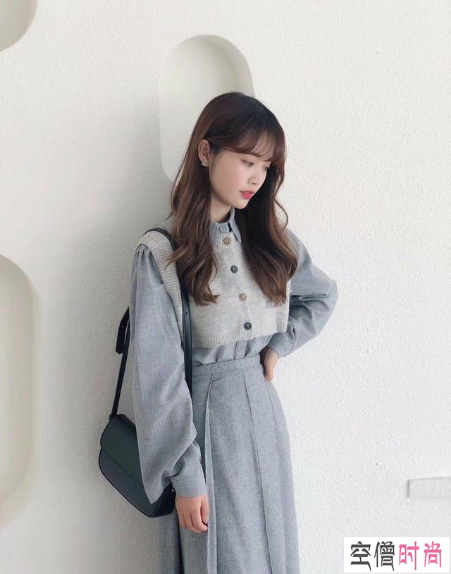 每个女生都有的单品,让韩国小姐姐组合出新感觉,时髦漂亮一春天