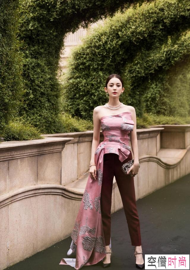 娜扎终于放开穿!抹胸上衣“勒”出玲珑身段,配直筒裤气质好A