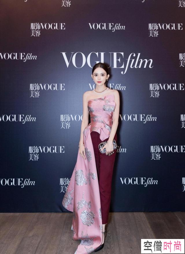 娜扎终于放开穿!抹胸上衣“勒”出玲珑身段,配直筒裤气质好A