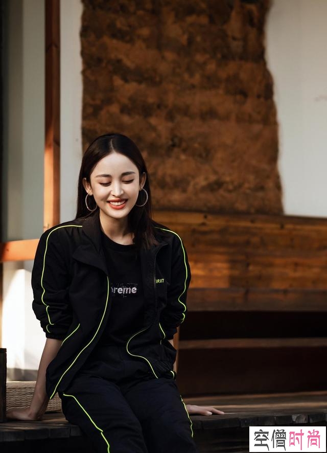 娜扎终于放开穿!抹胸上衣“勒”出玲珑身段,配直筒裤气质好A