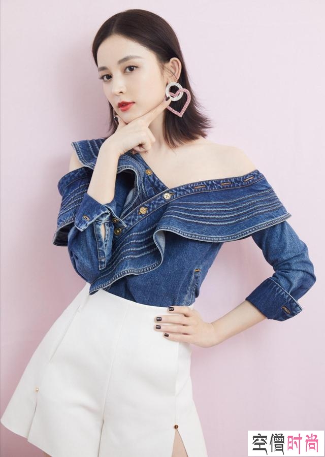 娜扎终于放开穿!抹胸上衣“勒”出玲珑身段,配直筒裤气质好A