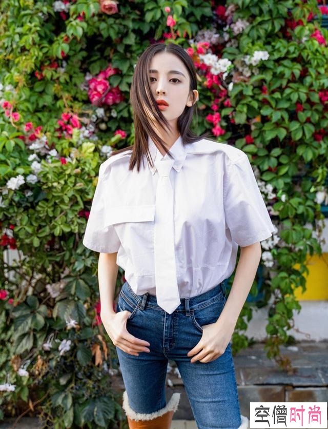 娜扎终于放开穿!抹胸上衣“勒”出玲珑身段,配直筒裤气质好A