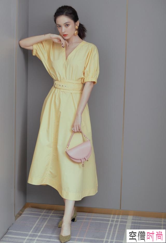 娜扎终于放开穿!抹胸上衣“勒”出玲珑身段,配直筒裤气质好A