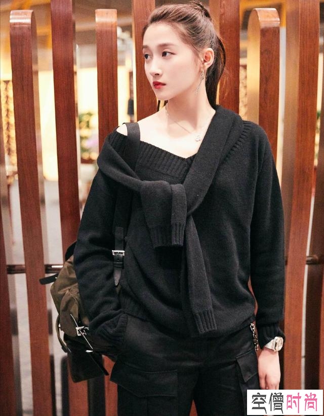 关晓彤真是酷女孩！露肩毛衣配工装裤好时尚，单手插兜气场好强