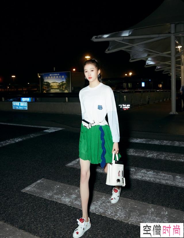 关晓彤真是酷女孩！露肩毛衣配工装裤好时尚，单手插兜气场好强