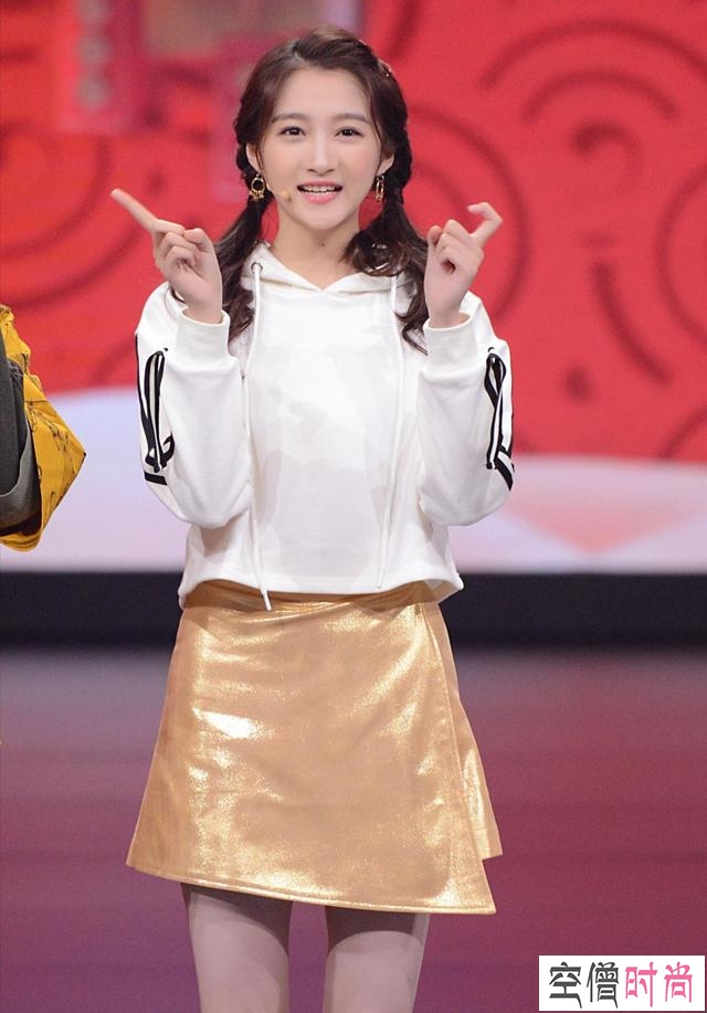 关晓彤真是酷女孩！露肩毛衣配工装裤好时尚，单手插兜气场好强