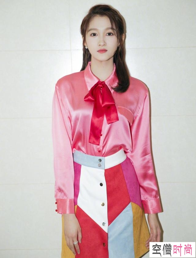 关晓彤真是酷女孩！露肩毛衣配工装裤好时尚，单手插兜气场好强