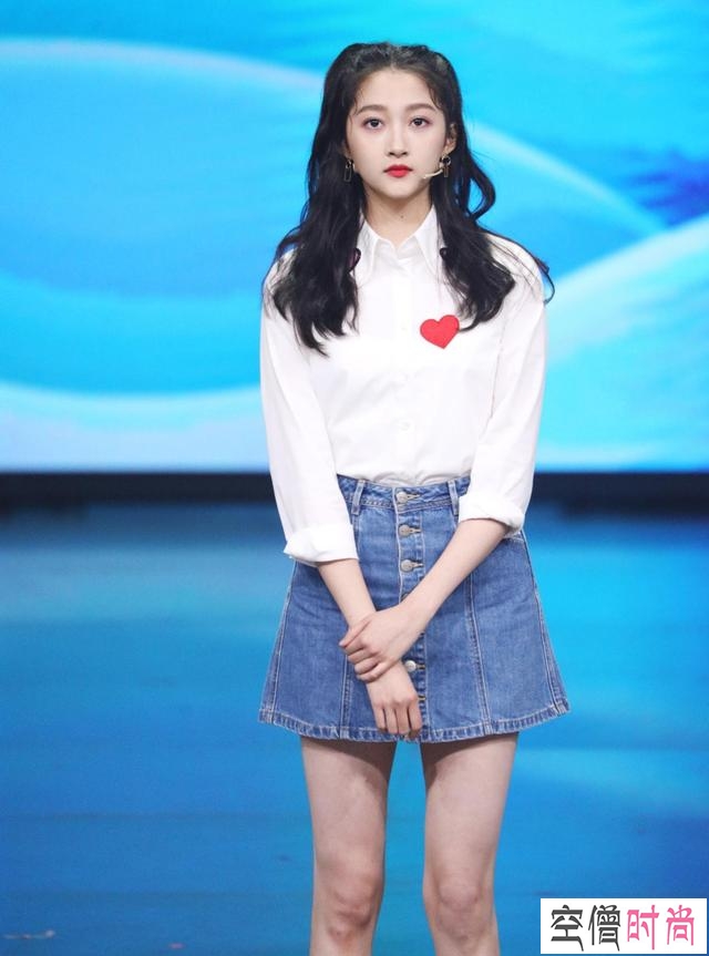 关晓彤真是酷女孩！露肩毛衣配工装裤好时尚，单手插兜气场好强