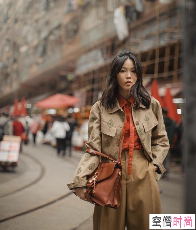 香港超火的博主，个性潮流的穿搭堪称教科书，拒绝撞衫和路人感
