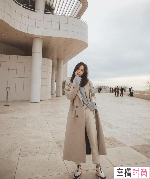 香港超火的博主，个性潮流的穿搭堪称教科书，拒绝撞衫和路人感