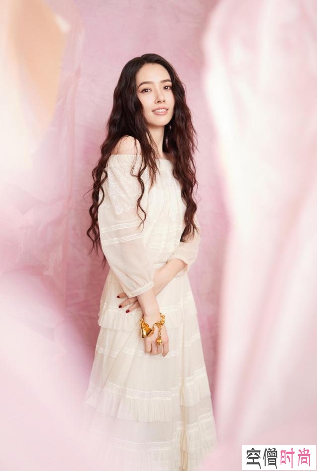 郭碧婷真是胆大！穿上裸粉色小背心就亮相，不仅时尚又非常好看