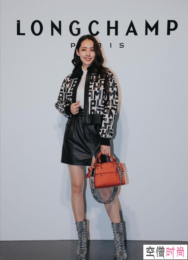 郭碧婷真是胆大！穿上裸粉色小背心就亮相，不仅时尚又非常好看