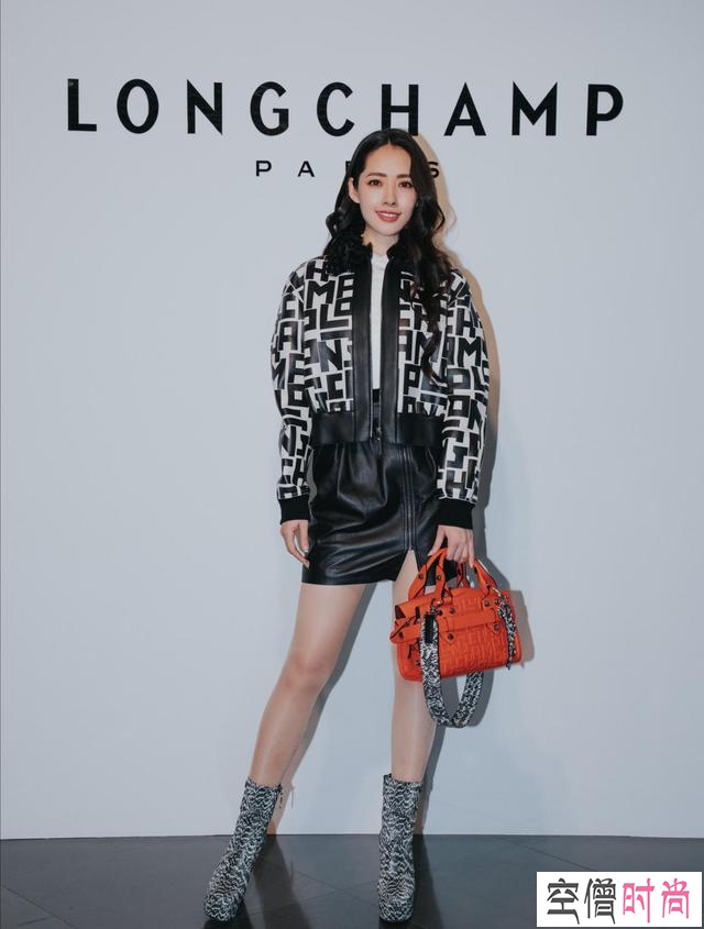 郭碧婷真是胆大！穿上裸粉色小背心就亮相，不仅时尚又非常好看