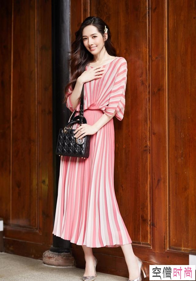 郭碧婷真是胆大！穿上裸粉色小背心就亮相，不仅时尚又非常好看